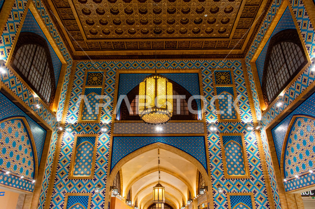 التراث العربي الشرقي الأصيل، مول ابن بطوطة في دبي بالإمارات العربية المتحدة، الأماكن و المعالم السياحية المشهورة، تصاميم وديكورات داخلية، إضاءة وزينة واكسسوارات، صورة مقربة فانوس رمضاني معلق في السقف، مصباح معدني تقليدي