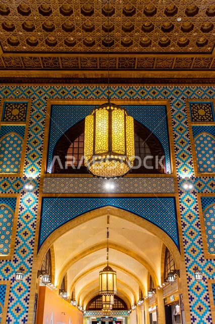 التراث العربي الشرقي الأصيل، مول ابن بطوطة في دبي بالإمارات العربية المتحدة، الأماكن و المعالم السياحية المشهورة، تصاميم وديكورات داخلية، إضاءة وزينة واكسسوارات، صورة مقربة فانوس رمضاني معلق في السقف، مصباح معدني تقليدي