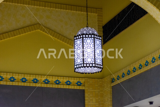 مصباح معدني تقليدي، التراث العربي الشرقي الأصيل، مول ابن بطوطة في دبي بالإمارات العربية المتحدة، الأماكن و المعالم السياحية المشهورة، تصاميم وديكورات داخلية، إضاءة وزينة واكسسوارات، صورة مقربة فانوس رمضاني معلق في السقف