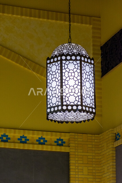 فانوس رمضاني معلق في السقف، صورة مقربة لمصباح معدني تقليدي، التراث العربي الشرقي الأصيل، مول ابن بطوطة في دبي بالإمارات العربية المتحدة، الأماكن و المعالم السياحية المشهورة، تصاميم وديكورات داخلية، إضاءة وزينة واكسسوارات