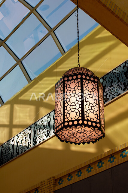 الأماكن و المعالم السياحية المشهورة، تصاميم وديكورات داخلية، إضاءة وزينة واكسسوارات، صورة مقربة لفانوس رمضاني معلق في السقف، مصباح معدني تقليدي، التراث العربي الشرقي الأصيل، مول ابن بطوطة في دبي بالإمارات العربية المتحدة