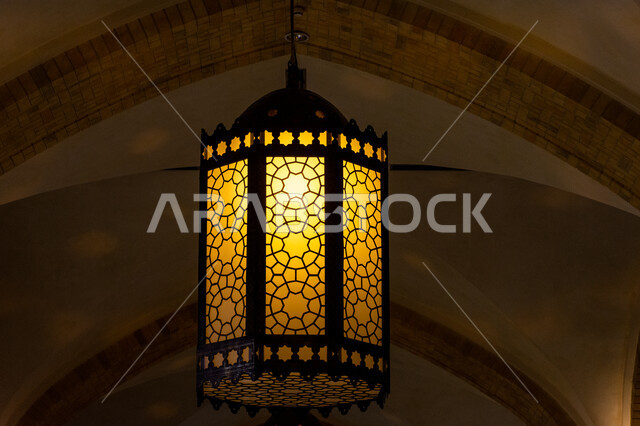 التراث العربي الشرقي الأصيل، مول ابن بطوطة في دبي بالإمارات العربية المتحدة، الأماكن و المعالم السياحية المشهورة، تصاميم وديكورات داخلية، إضاءة وزينة واكسسوارات، صورة مقربة لفانوس رمضاني معلق في السقف، مصباح معدني تقليدي