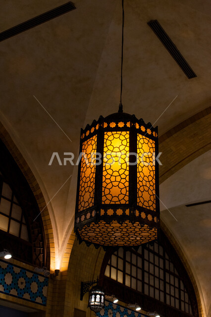 الأماكن و المعالم السياحية المشهورة، تصاميم وديكورات داخلية، إضاءة وزينة واكسسوارات، صورة مقربة لفانوس رمضاني معلق في السقف، مصباح معدني تقليدي، التراث العربي الشرقي الأصيل، مول ابن بطوطة في دبي بالإمارات العربية المتحدة
