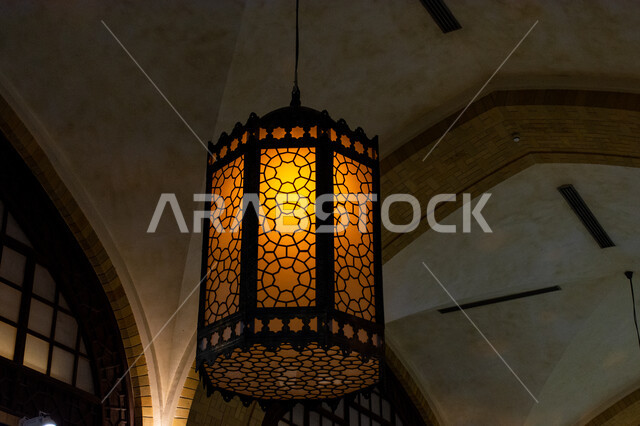 التراث العربي الشرقي الأصيل، مول ابن بطوطة في دبي بالإمارات العربية المتحدة، الأماكن و المعالم السياحية المشهورة، تصاميم وديكورات داخلية، إضاءة وزينة واكسسوارات، صورة مقربة لفانوس رمضاني معلق في السقف، مصباح معدني تقليدي