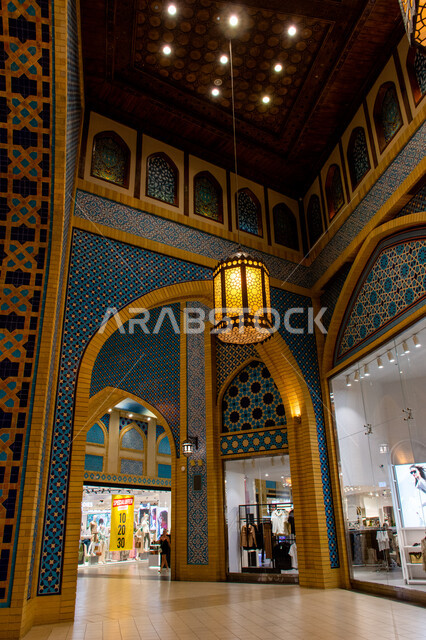 إضاءة وزينة واكسسوارات، فانوس رمضاني معلق في السقف، مصباح معدني تقليدي، التراث العربي الشرقي الأصيل، مول ابن بطوطة في دبي بالإمارات العربية المتحدة، الأماكن و المعالم السياحية المشهورة، تصاميم وديكورات داخلية