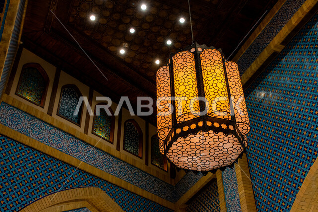 التراث العربي الشرقي الأصيل، مول ابن بطوطة في دبي بالإمارات العربية المتحدة، الأماكن و المعالم السياحية المشهورة، تصاميم وديكورات داخلية، إضاءة وزينة واكسسوارات، صورة مقربة لفانوس رمضاني معلق في السقف، مصباح معدني تقليدي