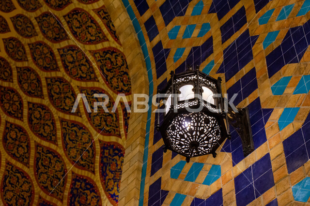 مول ابن بطوطة في دبي بالإمارات العربية المتحدة، الأماكن و المعالم السياحية المشهورة، تصاميم وديكورات داخلية، إضاءة وزينة واكسسوارات، صورة مقربة لفانوس رمضاني معلق في السقف، مصباح معدني تقليدي، التراث العربي الشرقي الأصيل