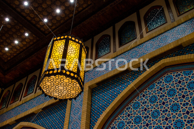الأماكن و المعالم السياحية المشهورة، تصاميم وديكورات داخلية، إضاءة وزينة واكسسوارات، صورة مقربة لفانوس رمضاني معلق في السقف، مصباح معدني تقليدي، التراث العربي الشرقي الأصيل، مول ابن بطوطة في دبي بالإمارات العربية المتحدة