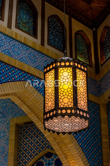 التراث العربي الشرقي الأصيل، مول ابن بطوطة في دبي بالإمارات العربية المتحدة، الأماكن و المعالم السياحية المشهورة، تصاميم وديكورات داخلية، إضاءة وزينة واكسسوارات، صورة مقربة لفانوس رمضاني معلق في السقف، مصباح معدني تقليدي