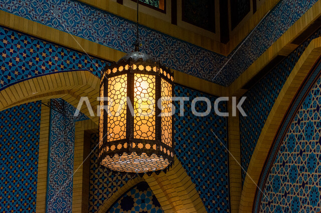 التراث العربي الشرقي الأصيل، مول ابن بطوطة في دبي بالإمارات العربية المتحدة، الأماكن و المعالم السياحية المشهورة، تصاميم وديكورات داخلية، إضاءة وزينة واكسسوارات، صورة مقربة لفانوس رمضاني معلق في السقف، مصباح معدني تقليدي