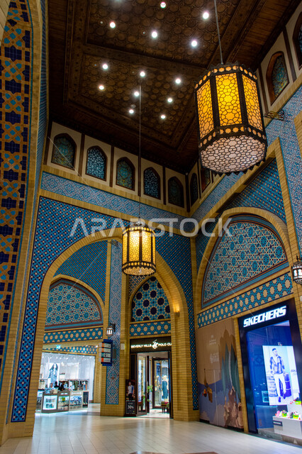 إضاءة وزينة واكسسوارات، فانوس رمضاني معلق في السقف، مصباح معدني تقليدي، التراث العربي الشرقي الأصيل، مول ابن بطوطة في دبي بالإمارات العربية المتحدة، الأماكن و المعالم السياحية المشهورة، تصاميم وديكورات داخلية