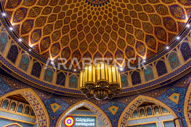 إضاءة وزينة واكسسوارات، صورة مقربة لثرية عملاقة معلقة في السقف، التراث العربي الشرقي الأصيل، مول ابن بطوطة في دبي بالإمارات العربية المتحدة، الأماكن و المعالم السياحية المشهورة، تصاميم وديكورات داخلية