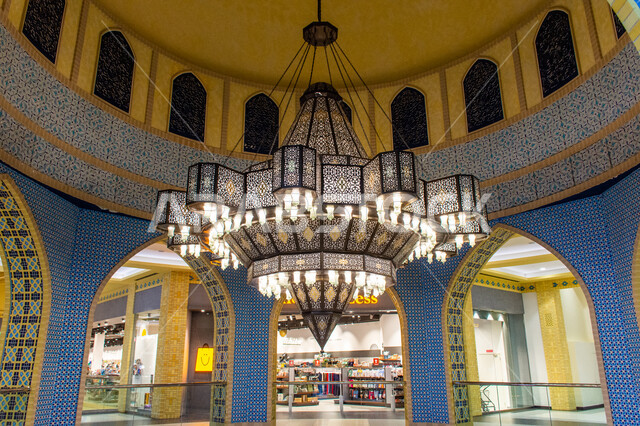 تصاميم وديكورات داخلية فخمة، إضاءة وزينة واكسسوارات، صورة مقربة لثرية عملاقة معلقة في السقف، التراث العربي الشرقي الأصيل، مول ابن بطوطة في دبي بالإمارات العربية المتحدة، الأماكن و المعالم السياحية المشهورة