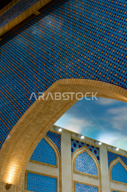 التراث العربي الشرقي الأصيل، مول ابن بطوطة في دبي بالإمارات العربية المتحدة، الأماكن و المعالم السياحية المشهورة، تصاميم وديكورات داخلية فاخرة، الفن الهندسي المعماري، نقوش وزخارف إسلامية مميزة