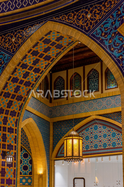 مصباح معدني تقليدي، التراث العربي الشرقي الأصيل، مول ابن بطوطة في دبي بالإمارات العربية المتحدة، الأماكن و المعالم السياحية المشهورة، تصاميم وديكورات داخلية، إضاءة وزينة واكسسوارات، صورة مقربة فانوس رمضاني معلق في السقف