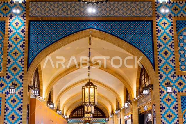 مصابيح معدنية تقليدية، التراث العربي الشرقي الأصيل، مول ابن بطوطة في دبي بالإمارات العربية المتحدة، الأماكن و المعالم السياحية المشهورة، تصاميم وديكورات داخلية، إضاءة وزينة واكسسوارات، صورة مقربة لفوانيس رمضانية معلقة في السقف