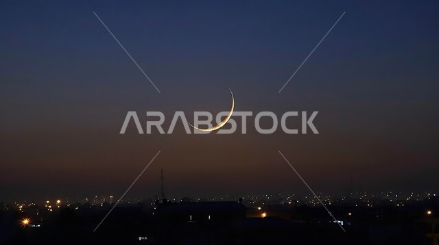 منظر الهلال المضيء في السماء الصافية فوق المدينة، قدوم شهر رمضان المبارك، الاستمتاع بالمناظر الطبيعية المتميزة، خلفيات دينية اسلامية