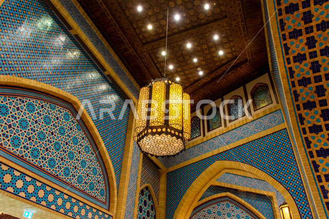 الأماكن و المعالم السياحية المشهورة، تصاميم وديكورات داخلية، إضاءة وزينة واكسسوارات، صورة مقربة لفانوس رمضاني معلق في السقف، مصباح معدني تقليدي، التراث العربي الشرقي الأصيل، مول ابن بطوطة في دبي بالإمارات العربية المتحدة