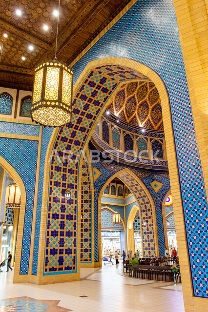 فانوس رمضاني معلق في السقف، مصابيح معدنية تقليدية، التراث العربي الشرقي الأصيل، مول ابن بطوطة في دبي بالإمارات العربية المتحدة، الأماكن و المعالم السياحية المشهورة، تصاميم وديكورات داخلية فاخرة، إضاءة وزينة واكسسوارات