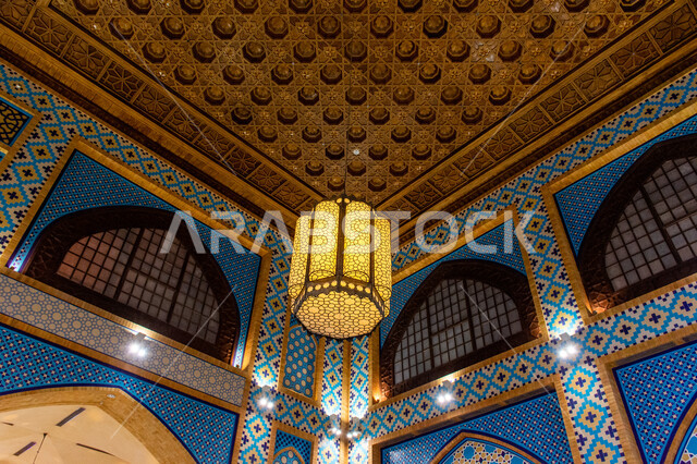 تصاميم وديكورات داخلية، إضاءة وزينة واكسسوارات، صورة مقربة لفانوس رمضاني معلق في السقف، مصباح معدني تقليدي، التراث العربي الشرقي الأصيل، مول ابن بطوطة في دبي بالإمارات العربية المتحدة، الأماكن و المعالم السياحية المشهورة