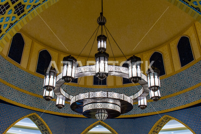 إضاءة وزينة واكسسوارات، صورة مقربة لثرية عملاقة معلقة في السقف، التراث العربي الشرقي الأصيل، مول ابن بطوطة في دبي بالإمارات العربية المتحدة، الأماكن و المعالم السياحية المشهورة، تصاميم وديكورات داخلية