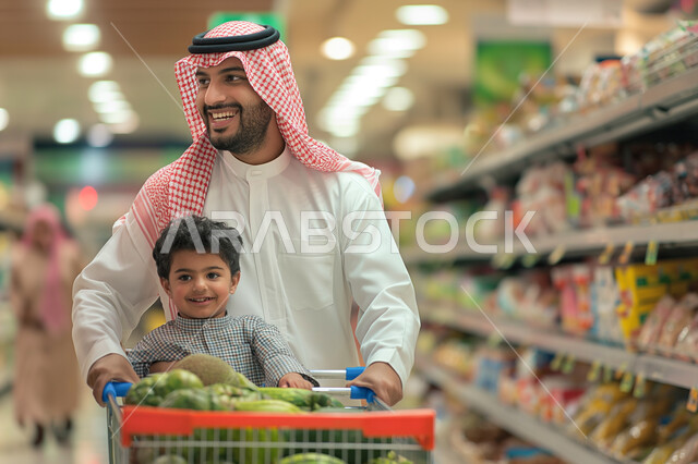منتجات ومحاصيل زراعية محلية وطنية، متجر لبيع الاحتياجات والمستلزمات المنزلية، فواكه وخضراوات موسمية طازجة، صورة مقربة من الجانب لرجل عربي خليجي سعودي يرتدي الثوب التقليدي  والشماغ يقوم بالشراء والتبضع من إحدى الأسواق التقليدية, عرض المواد الغذائيه في الماركت