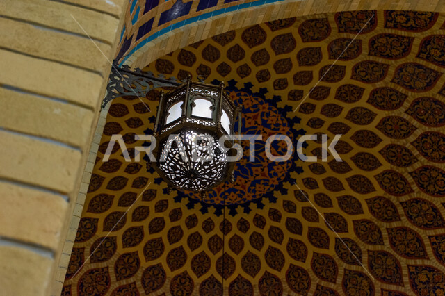 تصاميم وديكورات داخلية، إضاءة وزينة واكسسوارات، صورة مقربة لفانوس رمضاني معلق في السقف، مصباح معدني تقليدي، التراث العربي الشرقي الأصيل، مول ابن بطوطة في دبي بالإمارات العربية المتحدة، الأماكن و المعالم السياحية المشهورة