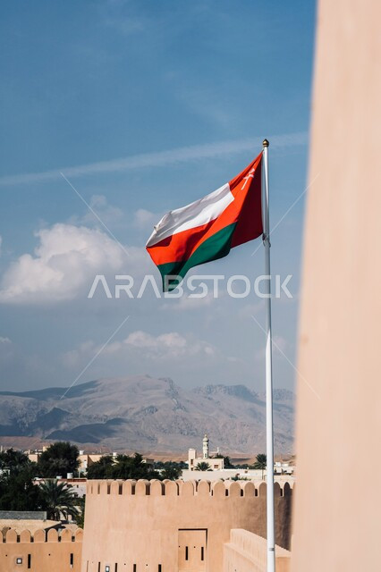احياء ذكرى اليوم الوطني العماني، الأعلام والرايات الوطنية للدول العربية، رفع علم دولة سلطنة عمان عاليا، حب الوطن والإنتماء إليه، منظر السماء المليئة بالغيوم