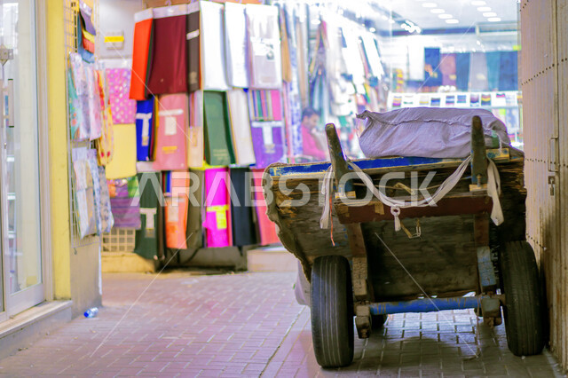 وسائل نقل البضاعه في سوق بر دبي القديم، التسوق والتبضع في الأسواق الشعبية في الامارات العربية المتحدة، الاماكن والمعالم السياحية