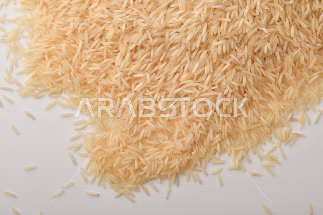 محصول الارز على خلفية بيضاء ، محاصيل زراعية