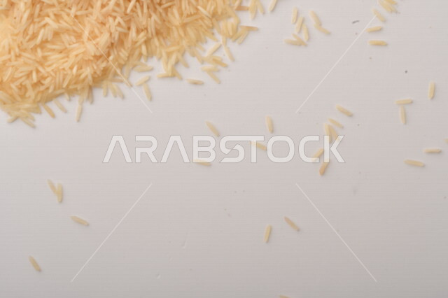 محصول الارز على خلفية بيضاء ، محاصيل زراعية