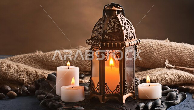 الاستعداد و التحضير لاستقبال شهر الخير, فانوس معدني مزخرف مضيء، إضاءة و أنوار تقليدية شعبية، زينة وديكورات رمضان المبارك, الاحتفال بالمناسبات والأعياد الدينية الإسلامية, خلفية بني