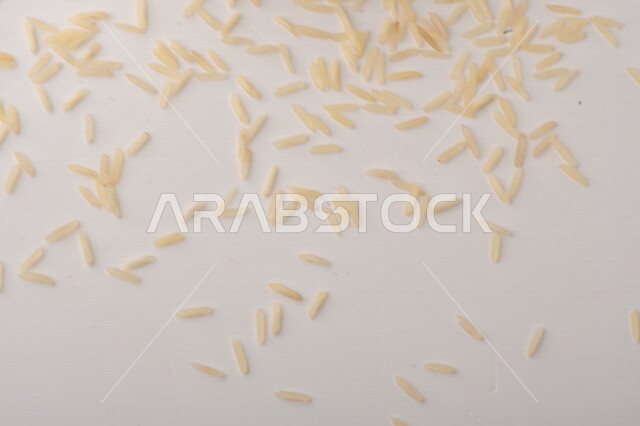 محصول الارز على خلفية بيضاء ، محاصيل زراعية