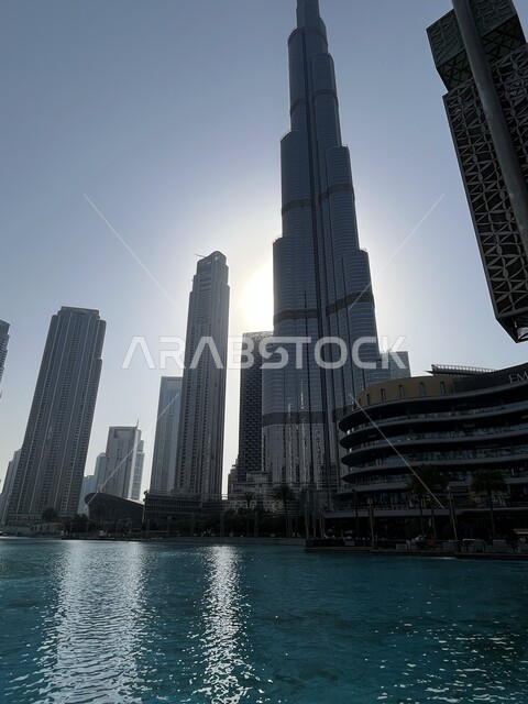 الفن الهندسي المعماري المتقدم للناطحات والأبراج، صورة من الأسفل لبرج خليفة في امارة دبي عند غروب الشمس، أماكن ومعالم سياحية مشهورة، العمل على تنمية وتطوير البناء، أعلى ناطحات السحب في الامارات المتحدة