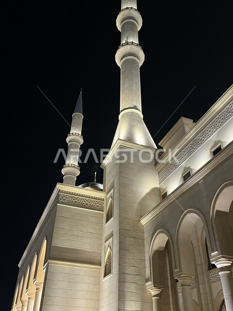 تصميم متميز لماّذن الجامع، العبادة والتقرب الى الله، صورة لمئذنة المسجد وقت الليل، معالم دينية مقدسة، الفن الهندسي الاسلامي على الطراز الحديث، دعوة ونداء المسلمين لاداء الصلاة في المساجد