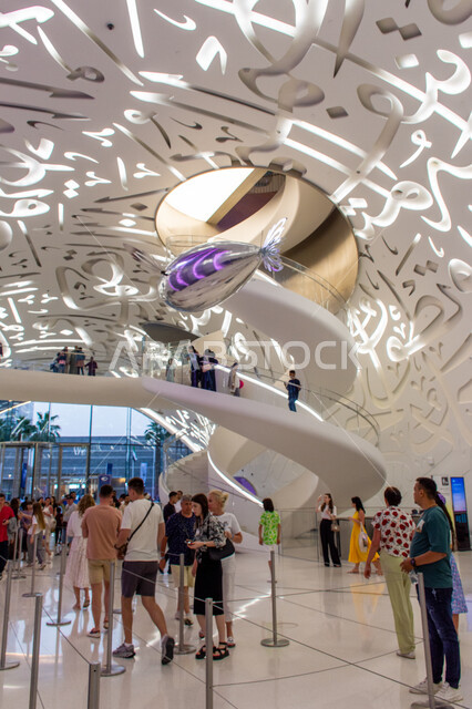 التصاميم والديكورات المتميزة، أماكن ومعالم سياحية مشهورة في الإمارات العربيه المتحده، الفن الهندسي على الطراز الحديث، رؤيه مستقبليه إماراتية، متحف المستقبل من الداخل في إمارة دبي، استقطاب السياح من جميع دول العالم