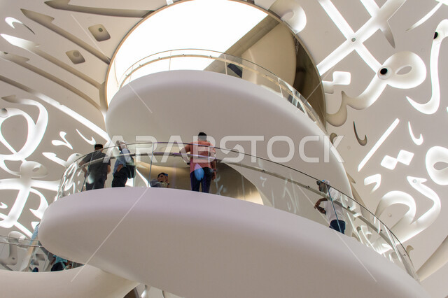 التصاميم والديكورات المتميزة، أماكن ومعالم سياحية مشهورة في الإمارات العربيه المتحده، الفن الهندسي على الطراز الحديث، رؤيه مستقبليه إماراتية، متحف المستقبل من الداخل في إمارة دبي، استقطاب السياح من جميع دول العالم