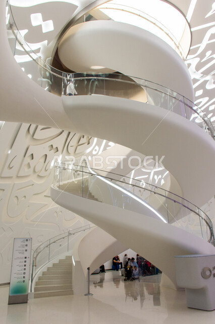 التصاميم والديكورات المتميزة، أماكن ومعالم سياحية مشهورة في الإمارات العربيه المتحده، الفن الهندسي على الطراز الحديث، رؤيه مستقبليه إماراتية، متحف المستقبل من الداخل في إمارة دبي، استقطاب السياح من جميع دول العالم