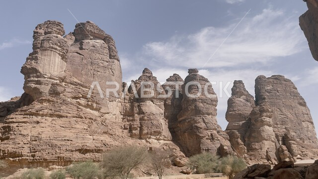 معالم اثرية تاريخية قديمة، اماكن سياحية مشهورة، التكوينات والتشكيلات الصخرية في صحراء محافظة العلا، القمم والمرتفعات الجبلية وسط البيئة الرمليه، المناظر الطبيعية في المناطق الصحراوية في المملكة العربيه السعودية