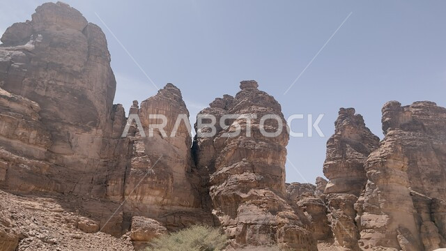 معالم اثرية تاريخية قديمة، اماكن سياحية مشهورة، التكوينات والتشكيلات الصخرية في صحراء محافظة العلا، القمم والمرتفعات الجبلية وسط البيئة الرمليه، المناظر الطبيعية في المناطق الصحراوية في المملكة العربيه السعودية