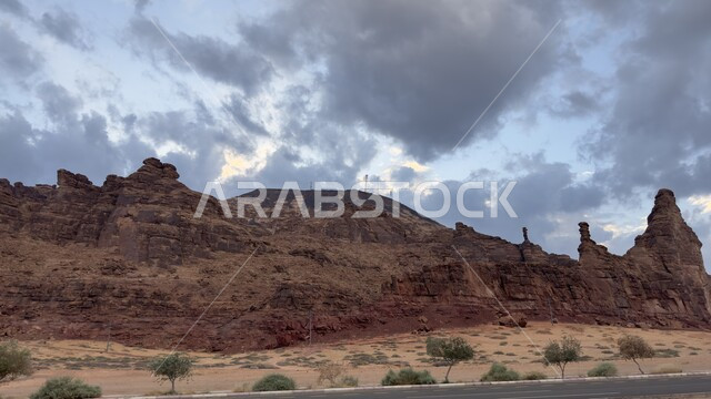 معالم اثرية تاريخية قديمة، اماكن سياحية مشهورة، التكوينات والتشكيلات الصخرية في صحراء محافظة العلا، القمم والمرتفعات الجبلية وسط البيئة الرمليه، المناظر الطبيعية في المناطق الصحراوية في المملكة العربيه السعودية