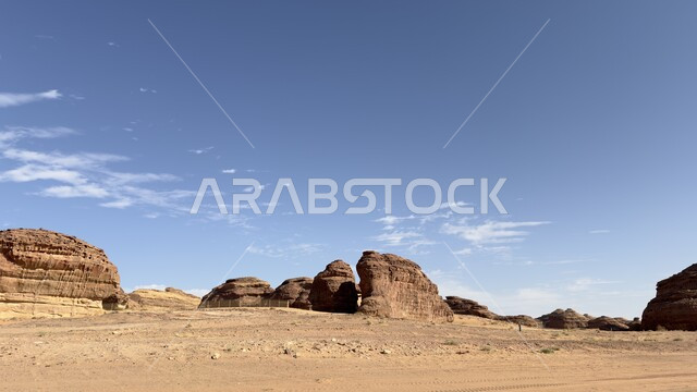 القمم والمرتفعات الجبلية الطبيعية في المناطق الصحراوية في مدينة العلا ، المعالم التاريخية الأثرية القديمة، التكوينات والتشكيلات الصخرية وسط الطبيعه الرملية، اماكن سياحية مشهورة في المملكة العربية السعودية