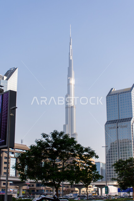  الفن الهندسي المعماري للمباني والمنشآت في الإمارات العربية المتحدة، النمو والتطور العمراني لأبراج وناطحات السحاب في شارع الشيخ زايد في مدينة دبي، معالم سياحية مشهورة في مدينة دبي, أماكن السياحة الترفيهيه الممتعه في وقت النهار، اطول ابراج العالم برج خليفة