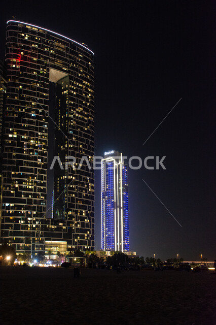 الواجهة البحرية على ساحل الخليج العربي، النمو والتقدم والتوسع العمراني، الفن الهندسي المعماري للمباني والمنشآت المطلة على البحر في وقت الليل، الأبراج وناطحات السحاب في دولة الإمارات العربية المتحدة ، معالم دبي السياحية