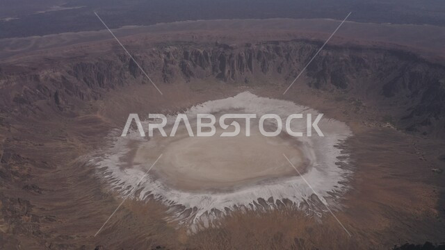 معالم ومناطق سياحية تاريخية أثرية مشهورة، فوهة الوعبة ( مقلع طمية ) في مدينة الطائف في المملكة العربية السعودية، الحمم البركانية على منحدر حفرة فوهة الوعبة، الجبال والمرتفعات الصخرية الطبيعية، خلفية الطبيعه