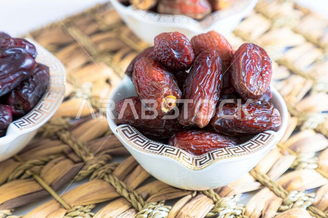 طبق من التمر المليئة بالقيم الغذائية العالية ، فاكهه صيفية  ، ثمار اشجار النخيل