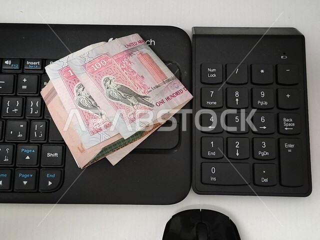 التداول في سوق الأوراق المالية, مفهوم النمو الاقتصادي والأرباح والاستدامة، صورة مقربة لمجموعة من الأوراق الورقية فوق لوحة مفاتيح الحاسوب، الاستثمار والفوائد العائدة، مفهوم توفير وادخار الأموال