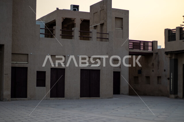 المدينة التاريخية في دبي بتصميم معماري عربي إسلامي قديم ، الأماكن التاريخية التراثية، المعالم الأثرية السياحية شهيرة، السياحة في امارة دبي، منطقة الشندغة التاريخية في حي خور دبي في دولة الإمارات العربية المتحدة 