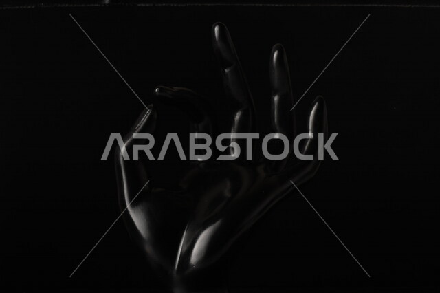 مانيكان (مجسم) على شكل كف اليد لعرض الخواتم والاساور