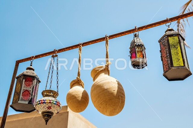 الأسواق الشعبية لبيع الأغراض التراثية القديمة في نزوى, عرض الجرات الفخارية الطينية والمصابيح الملونة المنقوشة, المهن والحرف اليدوية في سلطنة عمان, العمل في صناعة الخزفيات والتحف التقليدية العمانية